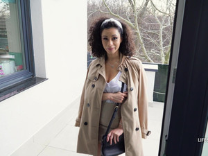 Русская красотка Stacy Bloom сосет толстый член, глядя парню в глаза